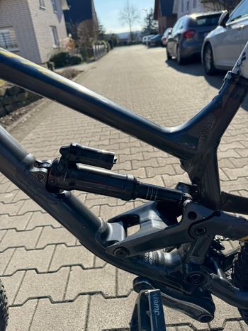 Used Commencal Furious 2019 Mountainbike, Green — image 7 of 14