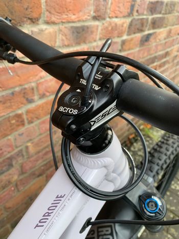 Used Canyon Torque Park AL 6 2024 2024 Mountainbike, White, 27.5 — image 10 of 15