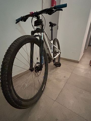Used Specialized Jynx Comp 650b 2017 2017 Mountainbike, White, 27.5 — image 3 of 9