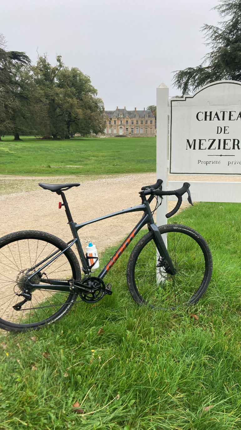 Used Giant Revolt 2 2022 2022 Road & Gravel, Black — image 1 of 3