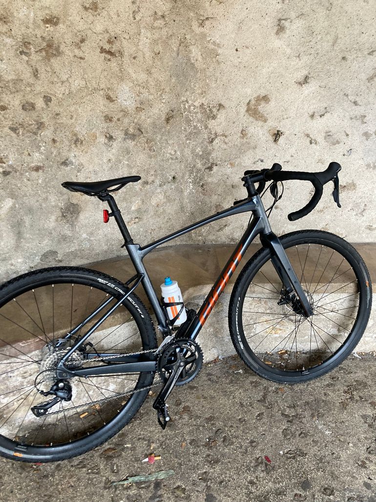 Used Giant Revolt 2 2022 2022 Road & Gravel, Black — image 3 of 3