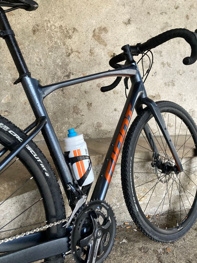 Used Giant Revolt 2 2022 2022 Road & Gravel, Black — image 2 of 3