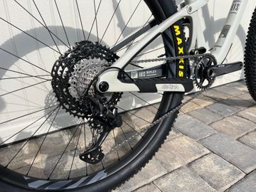 Used Ibis Ripley V4S XT 2023 2023 Mountainbike, White, 29 — image 3 of 9