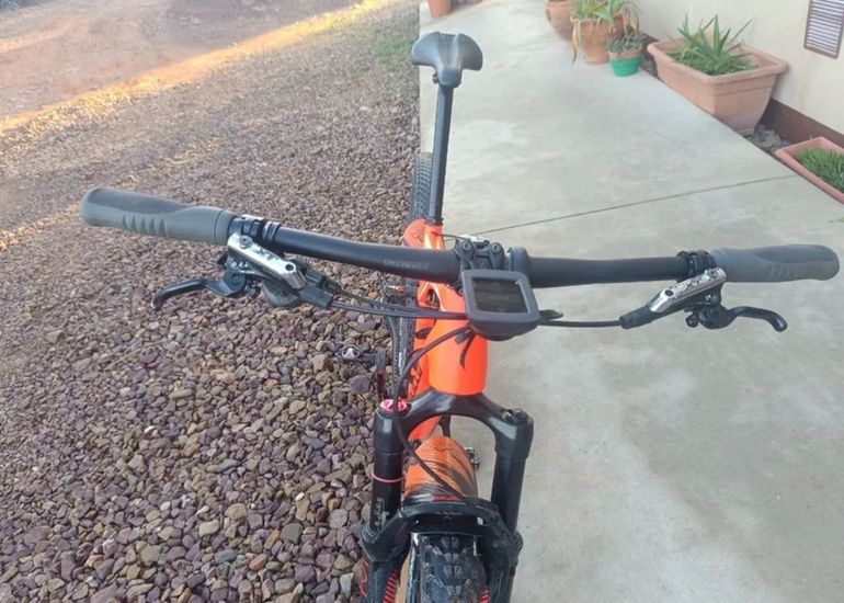 Used Specialized Epic Shimano Deore XT 2017 Mountainbike, Orange — image 2 of 4
