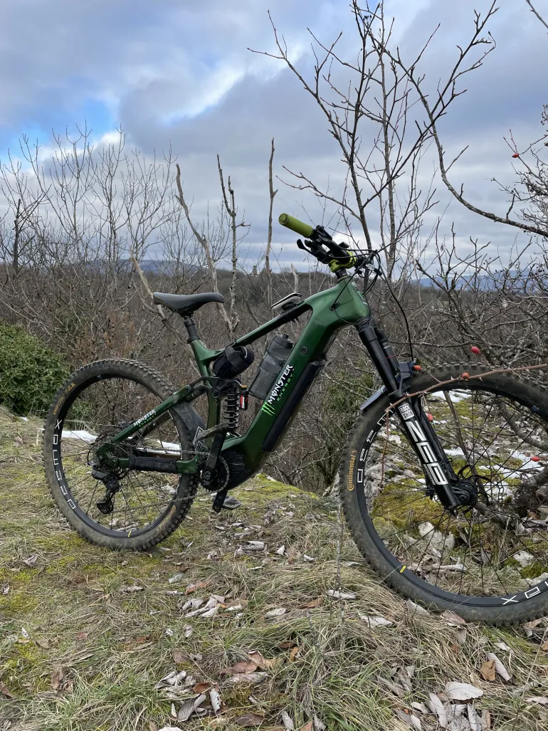 Used Giant VTTAE ENDURO 2022 Mountainbike, Green — image 1 of 3