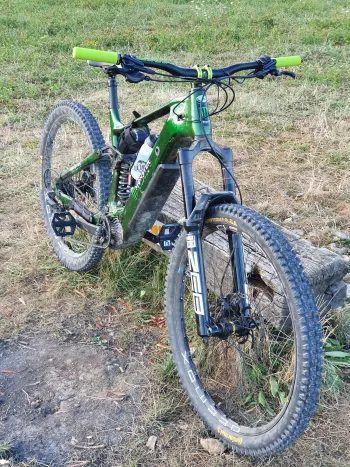Used Giant VTTAE ENDURO 2022 Mountainbike, Green — image 2 of 3