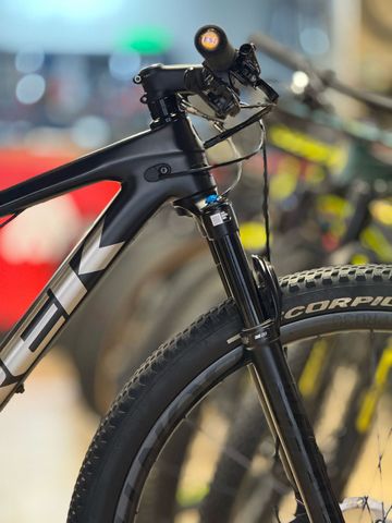 Used Trek Supercaliber 9.8 XT 2023 2023 Mountainbike, Black, 29 — image 4 of 10
