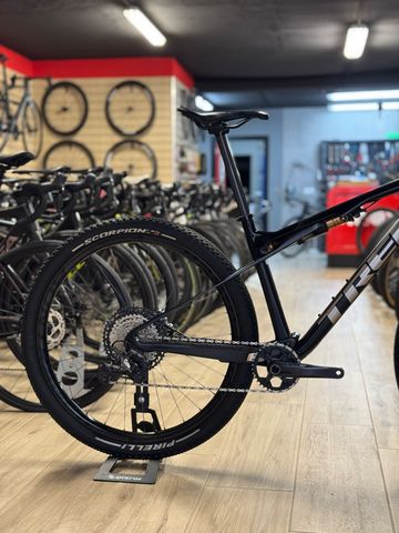 Used Trek Supercaliber 9.8 XT 2023 2023 Mountainbike, Black, 29 — image 3 of 10