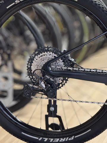 Used Trek Supercaliber 9.8 XT 2023 2023 Mountainbike, Black, 29 — image 9 of 10