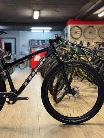 Used Trek Supercaliber 9.8 XT 2023 2023 Mountainbike, Black, 29 — image 2 of 10