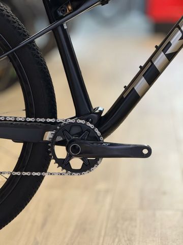 Used Trek Supercaliber 9.8 XT 2023 2023 Mountainbike, Black, 29 — image 8 of 10