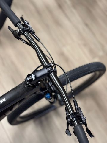 Used Trek Supercaliber 9.8 XT 2023 2023 Mountainbike, Black, 29 — image 6 of 10