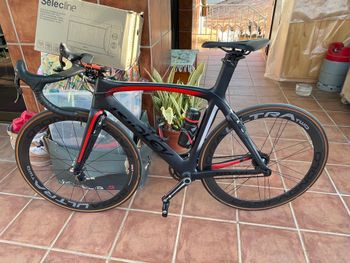 Used Ridley noah. Grupo campagnolo récord electrónico, con ruedas campagnolo Nora ultra two . Manillar specialized. Potencia deda, pedales look 2016 Road & Gravel