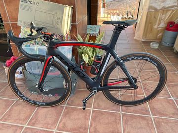 Gebrauchtes Ridley noah. Grupo campagnolo récord electrónico, con ruedas campagnolo Nora ultra two . Manillar specialized. Potencia deda, pedales look 2016 Road & Gravel