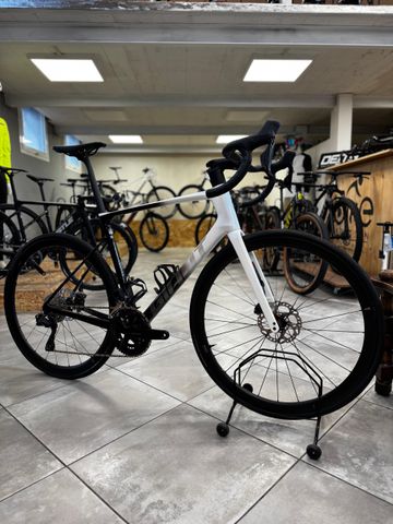 Giant Defy Advanced Pro 1 2024 Road & Gravel usato