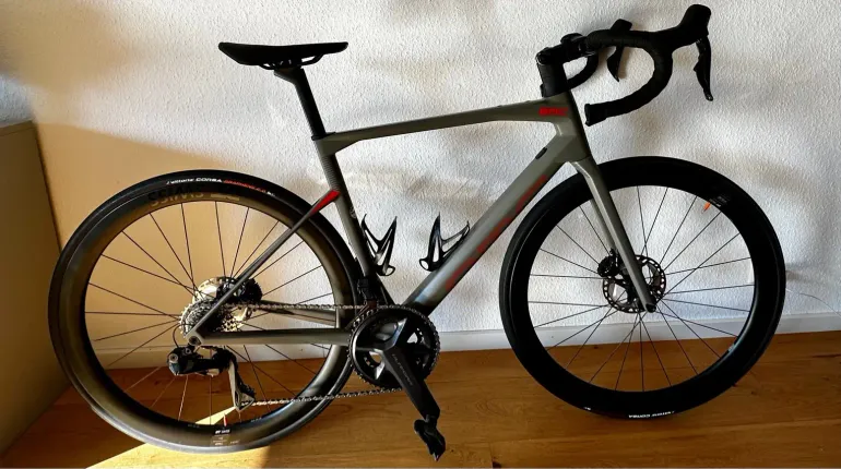 Used BMC Roadmachine 01 THREE 2022 Road & Gravel, Hellgrau — image 1 of 8