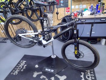 Used Specialized S-Works Stumpjumper EVO 2022 2022 Mountainbike, Black, 29 — image 3 of 7