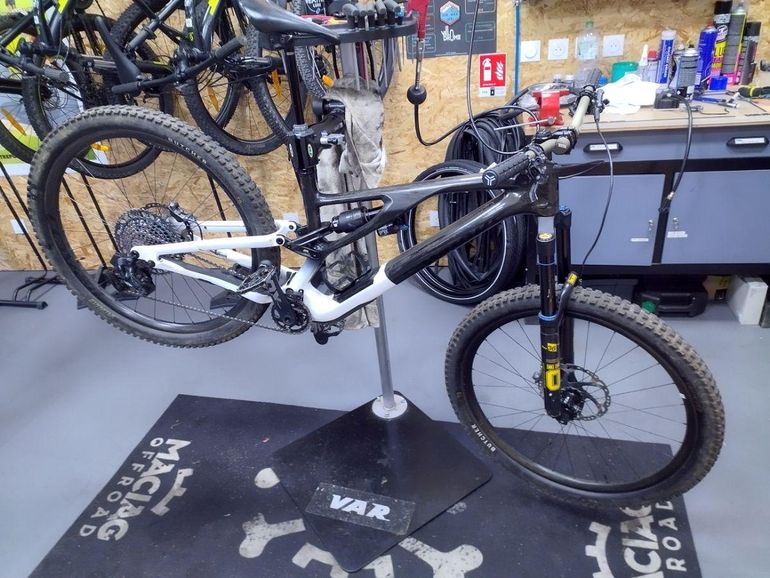 Used Specialized S-Works Stumpjumper EVO 2022 2022 Mountainbike, Black, 29 — image 3 of 7