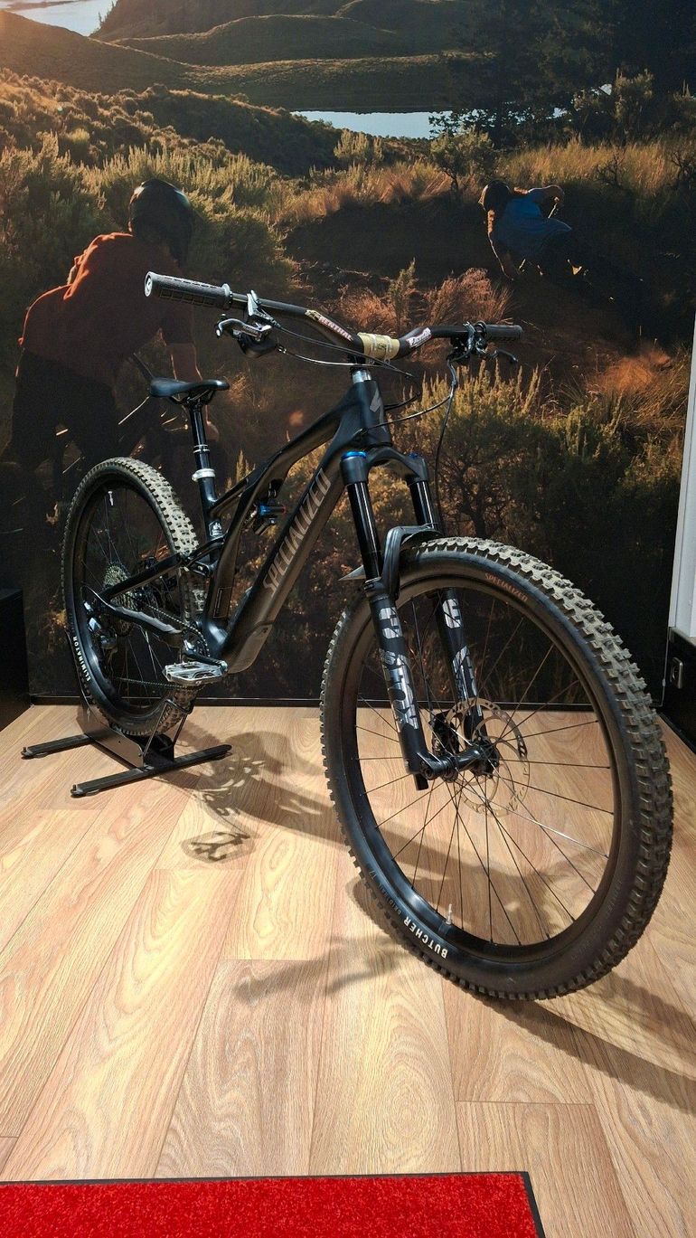 Used Specialized Stumpjumper 2022 Mountainbike, Black, 29 — image 2 of 11