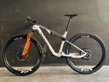 Used Canyon Lux CF SLX 9 TEAM 2022 Mountainbike — image 3 of 9
