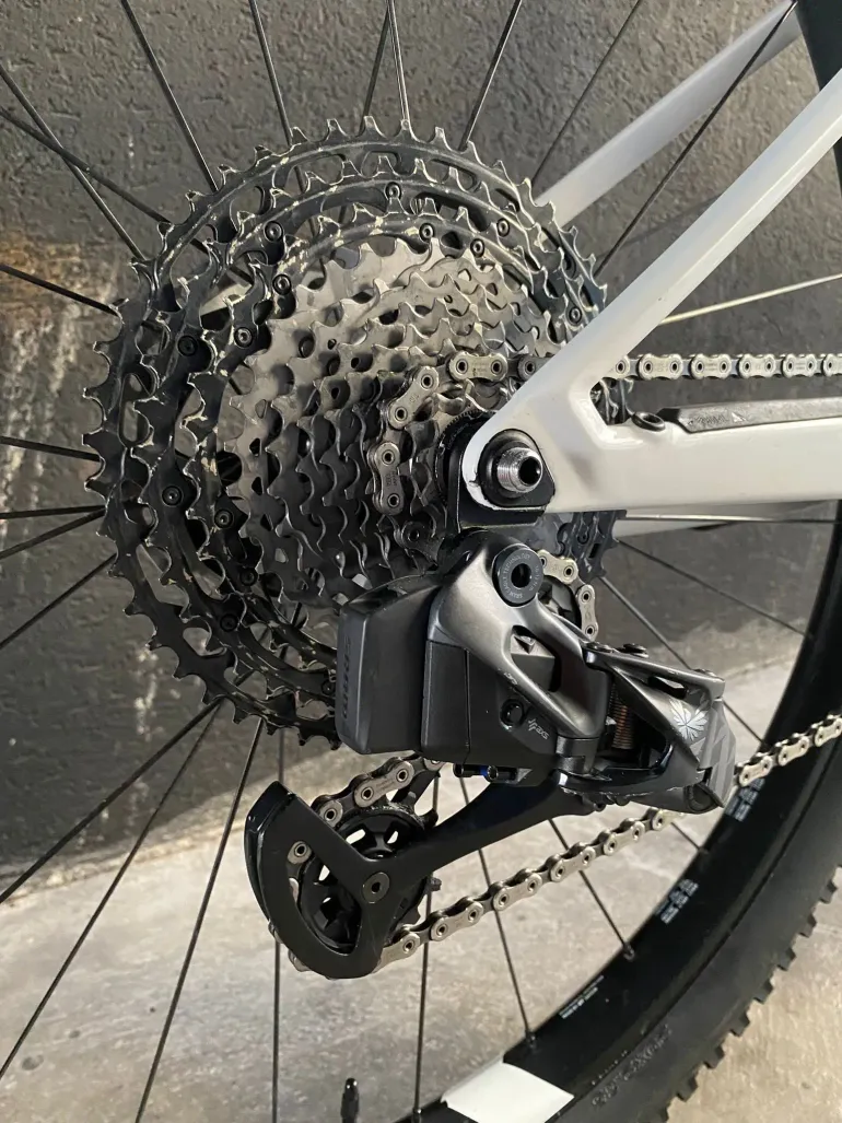 Used Canyon Lux CF SLX 9 TEAM 2022 Mountainbike — image 2 of 9