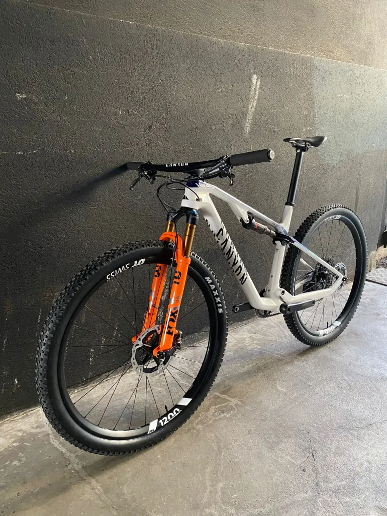 Used Canyon Lux CF SLX 9 TEAM 2022 Mountainbike — image 5 of 9