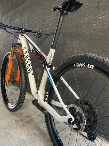 Used Canyon Lux CF SLX 9 TEAM 2022 Mountainbike — image 4 of 9