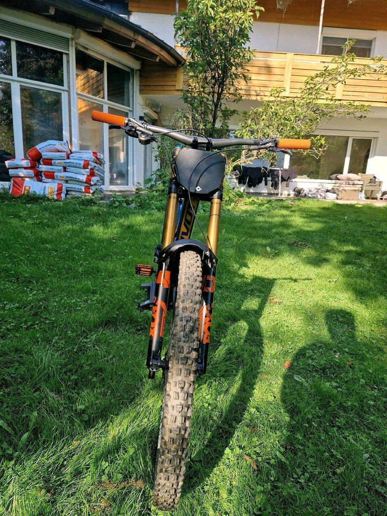 Pivot Phoenix 29 Pro Saint 2022 2022 Mountainbike usato, Blu — immagine 2 di 6