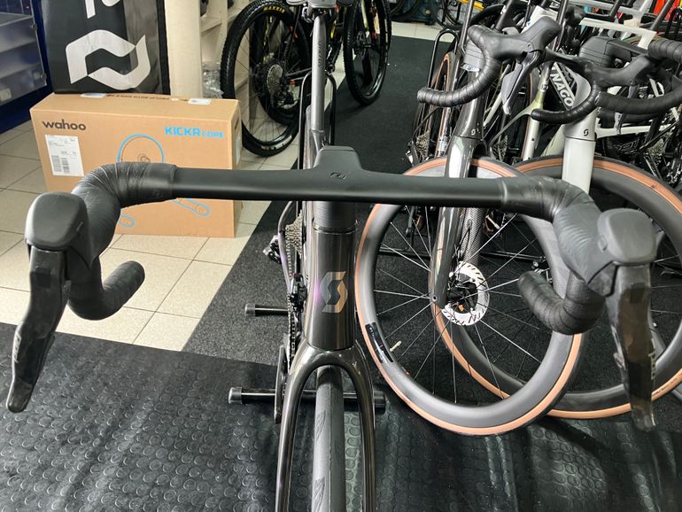 Scott Addict RC Ultimate 2025 Road & Gravel usato, Nero — immagine 8 di 9