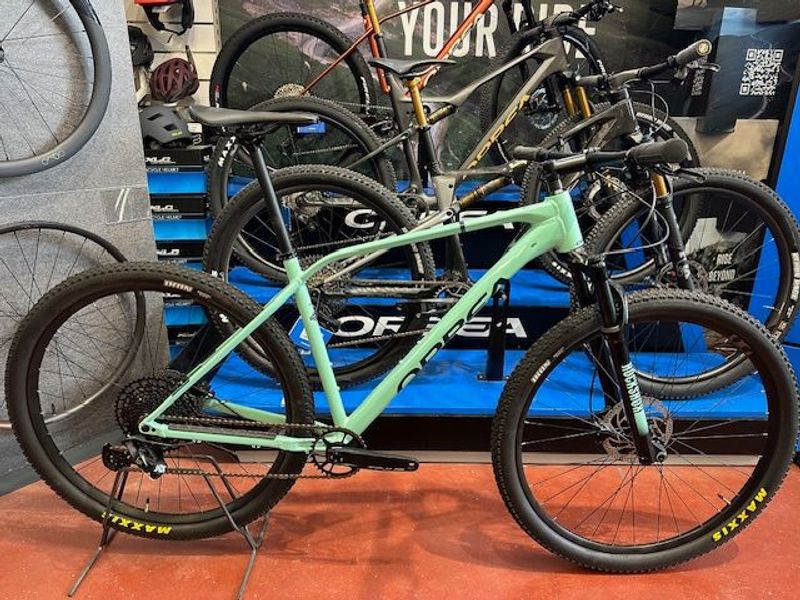 Tweedehands Orbea ALMA H10-EAGLE 2024 2024 Mountainbike — afbeelding 1 van 3