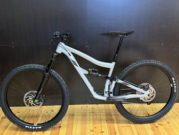 Ibis Ripmo AF Deore 2022 2022 Mountainbike usato, Grigio chiaro — immagine 2 di 9