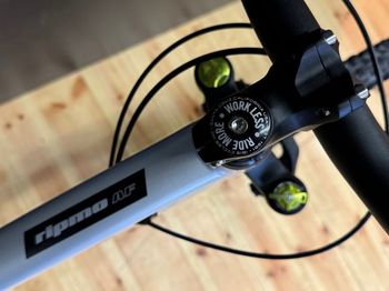Ibis Ripmo AF Deore 2022 2022 Mountainbike usato, Grigio chiaro — immagine 7 di 9