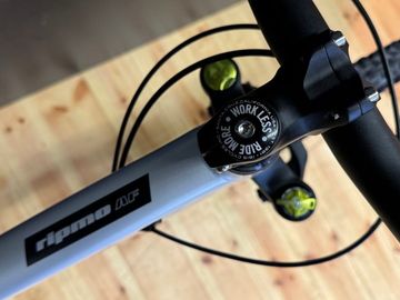 Used Ibis Ripmo AF Deore 2022 2022 Mountainbike, Light Gray, 29 — image 7 of 9