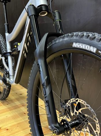 Ibis Ripmo AF Deore 2022 2022 Mountainbike usato, Grigio chiaro — immagine 6 di 9