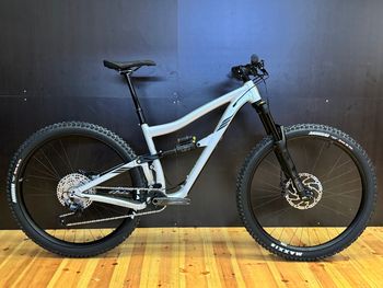 Ibis Ripmo AF Deore 2022 2022 Mountainbike usato, Grigio chiaro — immagine 1 di 9