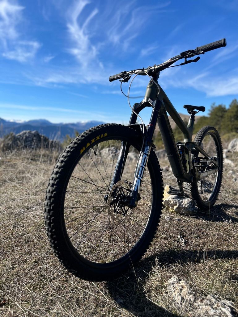 Used Trek Slash 9.7 2022 2022 Mountainbike, Green, 29 — image 2 of 3