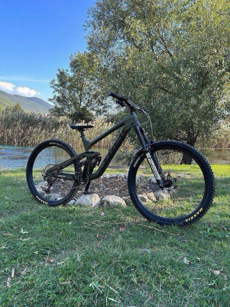 Used Trek Slash 9.7 2022 2022 Mountainbike, Green, 29 — image 3 of 3
