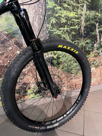 Used Specialized Enduro Pro 650b 2018 2018 Mountainbike, Green, 27.5 — image 6 of 13