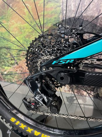 Used Specialized Enduro Pro 650b 2018 2018 Mountainbike, Green, 27.5 — image 3 of 13
