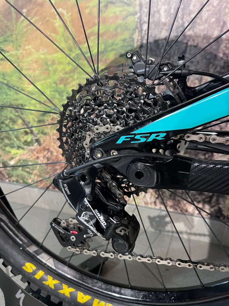 Used Specialized Enduro Pro 650b 2018 2018 Mountainbike, Green, 27.5 — image 3 of 13