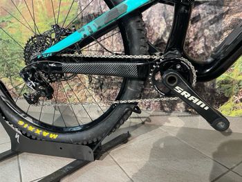 Used Specialized Enduro Pro 650b 2018 2018 Mountainbike, Green, 27.5 — image 2 of 13