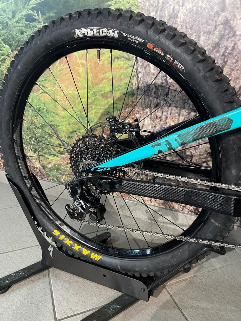 Used Specialized Enduro Pro 650b 2018 2018 Mountainbike, Green, 27.5 — image 5 of 13