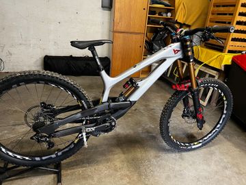 Brugt YT Industries Tues Pro Race 27 2022 2022 Mountainbike — billede 2 af 9