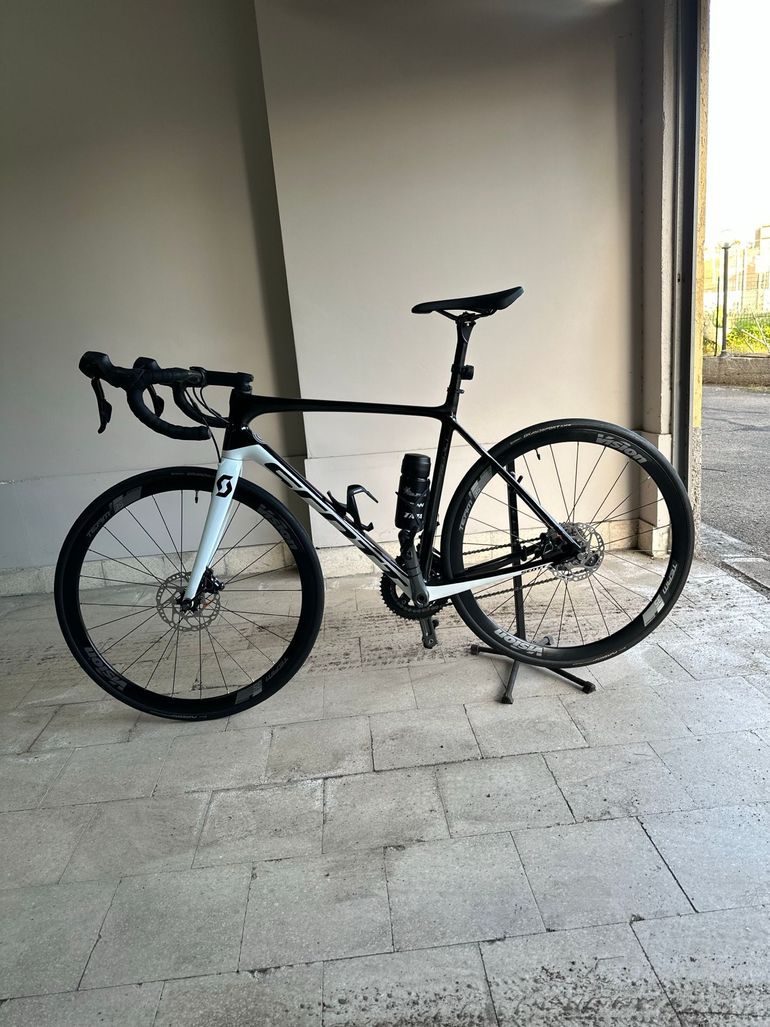 Scott Addict 30 disc 2019 2019 Road & Gravel usato, Bianco — immagine 1 di 6