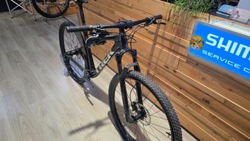Trek Supercaliber 9.6 Gen 1 2023 2023 Mountainbike usato, Nero — immagine 3 di 3