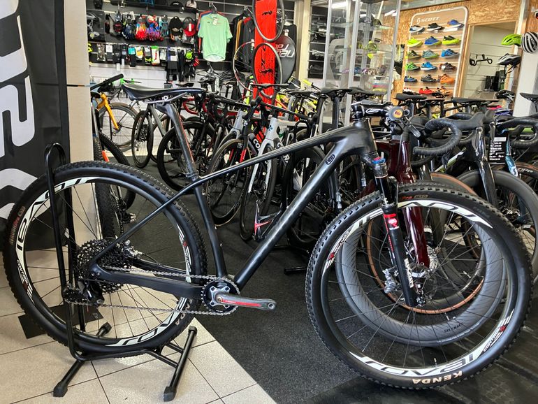 Used Specialized IPIC HT 2020 Mountainbike, Black — image 1 of 9