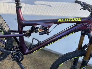 Rocky Mountain Altitude Carbon 90 2018 2018 Mountainbike usato, Viola — immagine 2 di 6