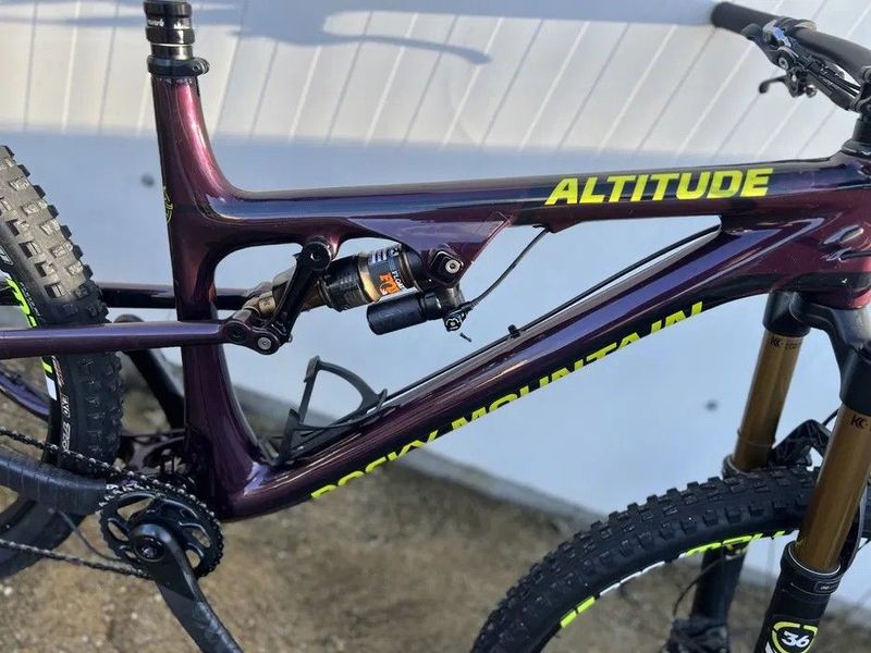Rocky Mountain Altitude Carbon 90 2018 2018 Mountainbike usato, Viola — immagine 2 di 6