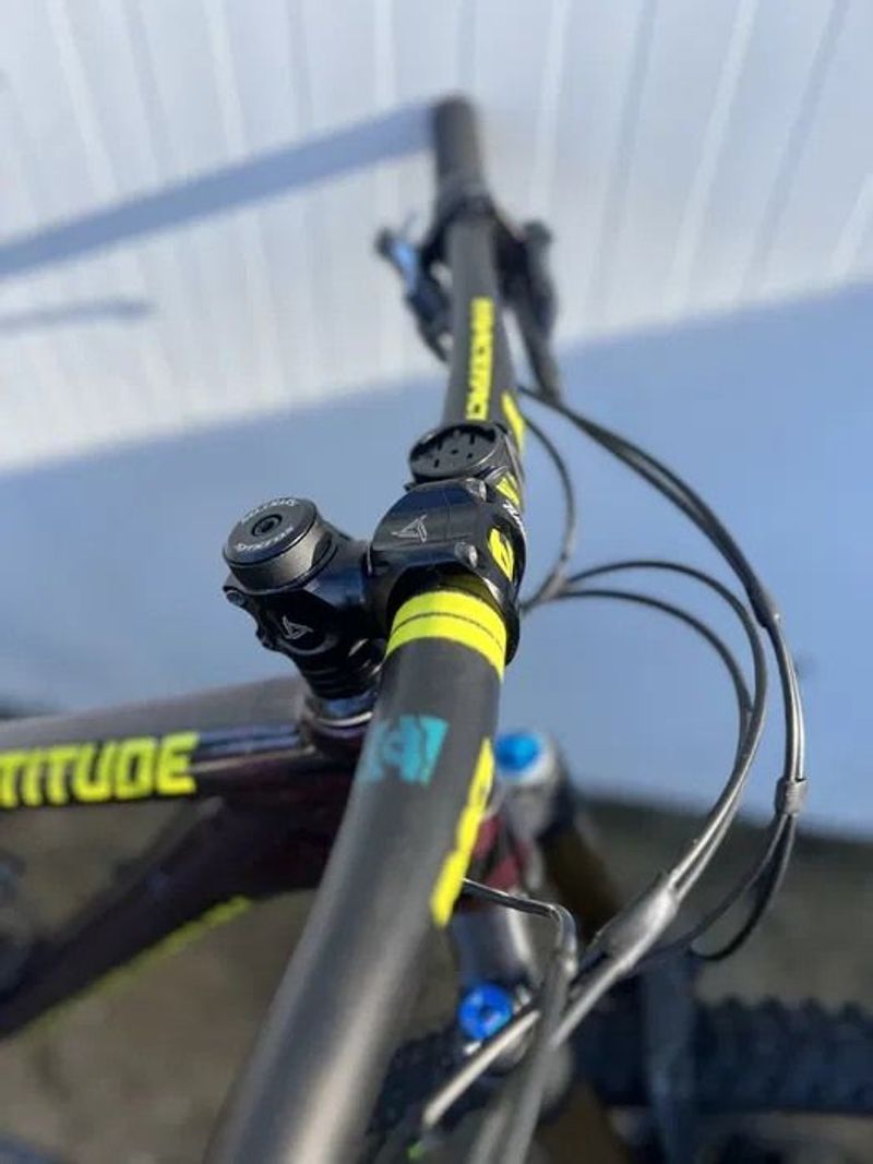 Rocky Mountain Altitude Carbon 90 2018 2018 Mountainbike usato, Viola — immagine 3 di 6