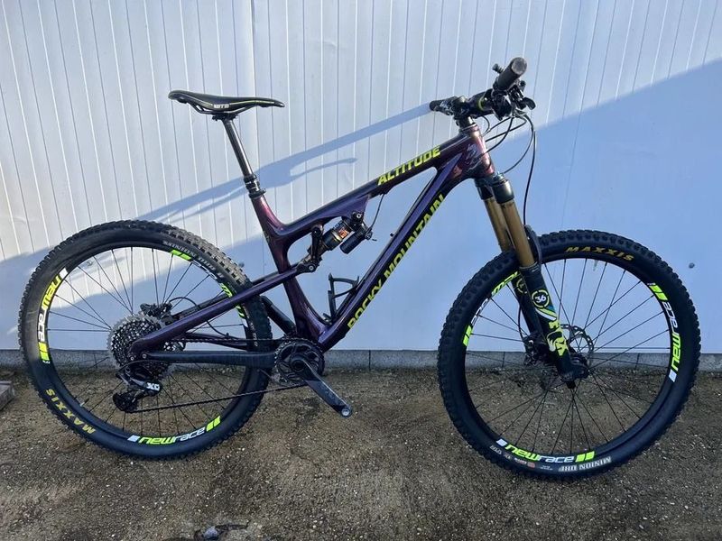 Rocky Mountain Altitude Carbon 90 2018 2018 Mountainbike usato, Viola — immagine 1 di 6